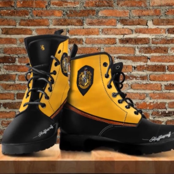 HARRY POTTER | Hufflepuff themed lace up boots - Picture 2 of 12